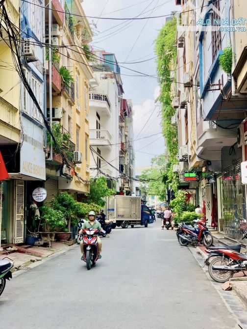 CỰ LỘC- HƠN 12 TỶ-MẶT PHỐ-XE TĂNG ĐỖ-VỈA HÈ RỘNG