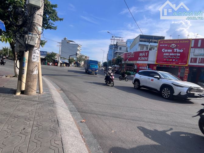 Bán Nhà C4 mặt tiền 7m, đường chính Đông Hoà, 182m2, thổ cư, giá mềm ~43tr/m: