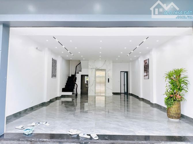 PHÂN LÔ ĐỊNH CÔNG, GẦN VÀNH ĐAI 2.5, Ô TÔ TRÁNH, THANG MÁY, NỘI THẤT ĐẸP