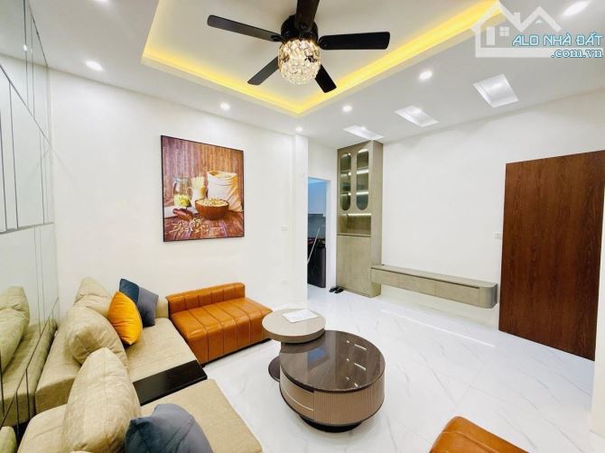 Bán nhà tập thể Hoàng Quốc Việt- Cầu giấy- 70m2 - Ô tô đỗ chân cầu thang - Full nội thất
