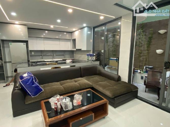 Siêu phẩm 5tầng sát Hồng Bàng, Cây Gõ 2.5x14m nở hậu 9.5m giá 8.7tỷ tl