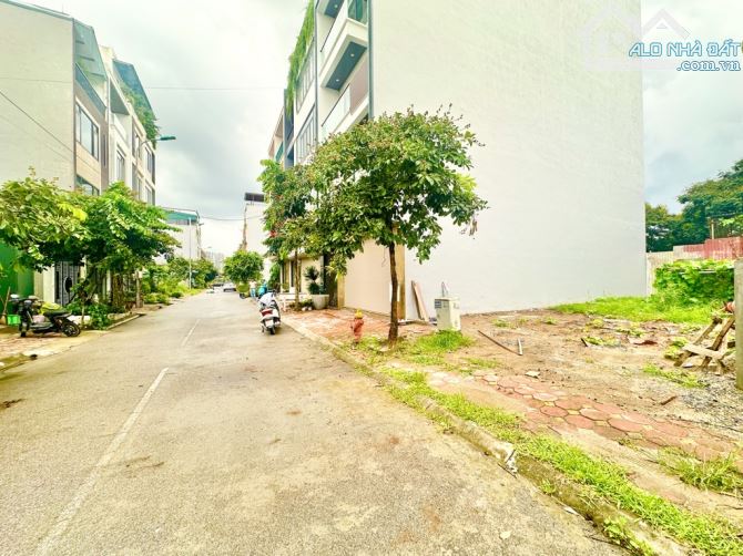 Rẻ nhất khu, Bán đất Trâu Quỳ Gia Lâm, 120m - giá đầu tư- vỉa hè - ô tô tránh.