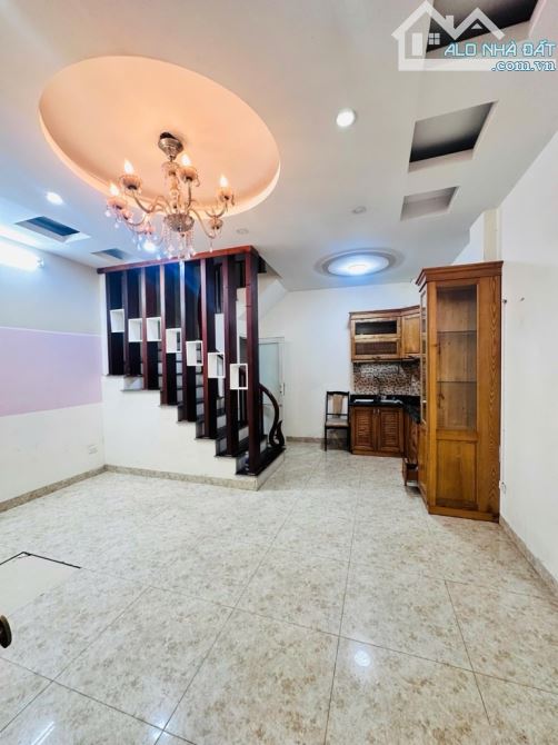 Nhà đẹp Cầu Giấy, 34m - 9,3 tỷ, 2 thoáng trước sau, cách mặt phố 3 nhà, nở hậu