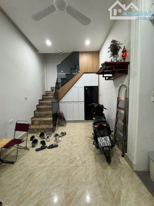 Cho thuê nhà ngõ Lê Đại Hành Hai Bà Trưng 25m x 5 tầng, 14tr/tháng