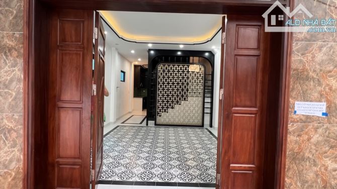 Nam Từ Liêm diện tích 55m², 5 tầng, 6 ngủ đủ 3 thế hệ, thang máy chạy vù vù không lo mỏi c