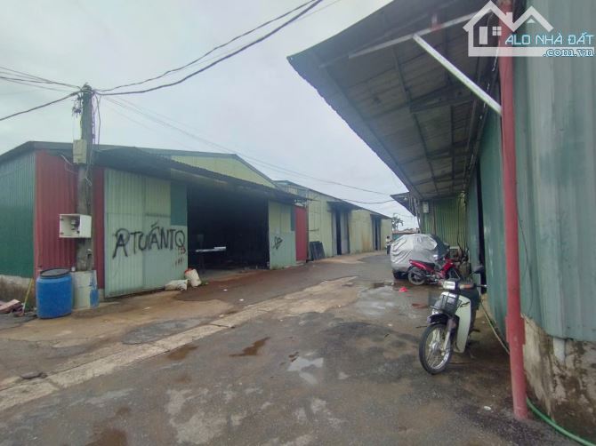 Cho thuê kho tại Vạn Phúc, Thanh Trì. DT 900m và 700m, cao 6m, có điện 3fa, nước sạch. Giá - 10