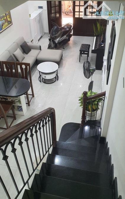 Hot Hot Khương Trung Thanh Xuân DT:42m2 4T MT:3.7m 11 tỷ - 10