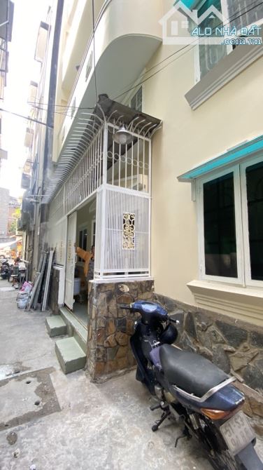 Nhà 5 tầng lô góc Lý Chính Thắng Q3 - 3.3 x 11 nở hậu , gần mặt tiền , thông Hoàng Sa Q3 - 1