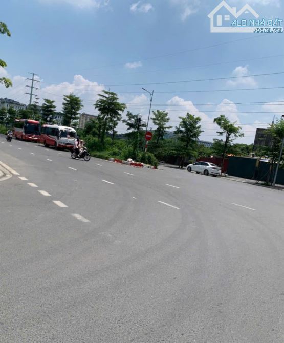 Đường An trai, giáp với đường 3.5 Hoài Đức. Nhà 5T x Dt: 32m x Mt: 4m Oto đỗ cổng. Giá 5.3 - 1