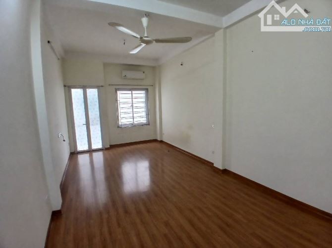 Ô TÔ 7 CHỖ ĐỖX CỬA, VÀI BƯỚC CHÂN RA MẶT NGÕ THÔNG KINH DOANH - 1