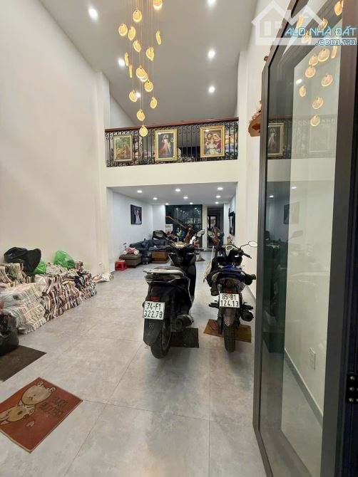 Nhà VIP Trịnh Đình Trọng (4.1x21m nở hậu) Nhà 3 Lầu Mới 99%, Thang Máy - 1