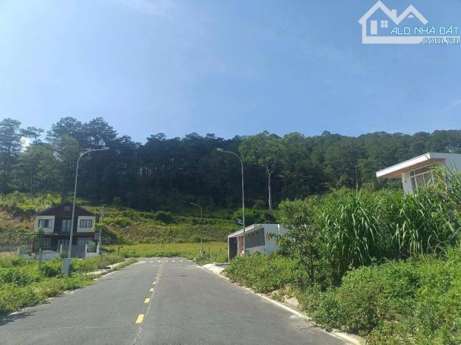 Đất biệt thự nghỉ dưỡng gần KDL Prenn Tp Đà Lạt. - 565m2 -  10.5 tỷ view thông - 1