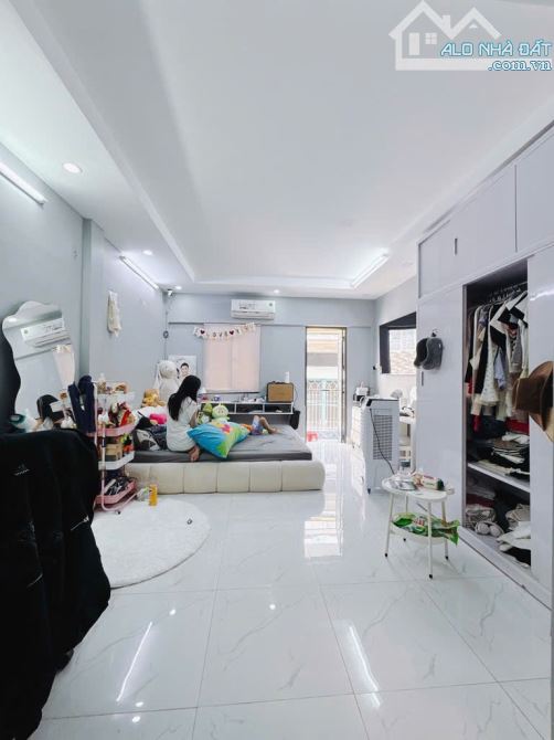 Nhà bán đường Đoàn Văn Bơ Quận 4, 3 tầng mới xây đẹp, giá chỉ hơn 4 tỉ công chứng sang tên - 1