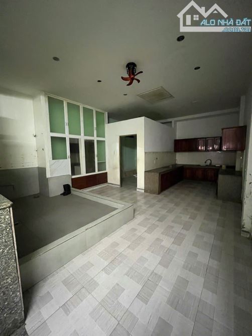 Cho thuê nguyên căn nhà mặt tiền 1 trệt 2 lầu đường Cách mạng Tháng Tám giá 22 triệu - 1