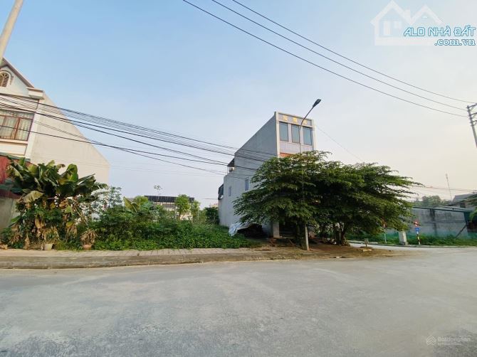 Bán đất trung tâm TT Yên Bình, Yên Bái, đường 9m ô tô tránh, kinh doanh đỉnh -1,35 tỷ