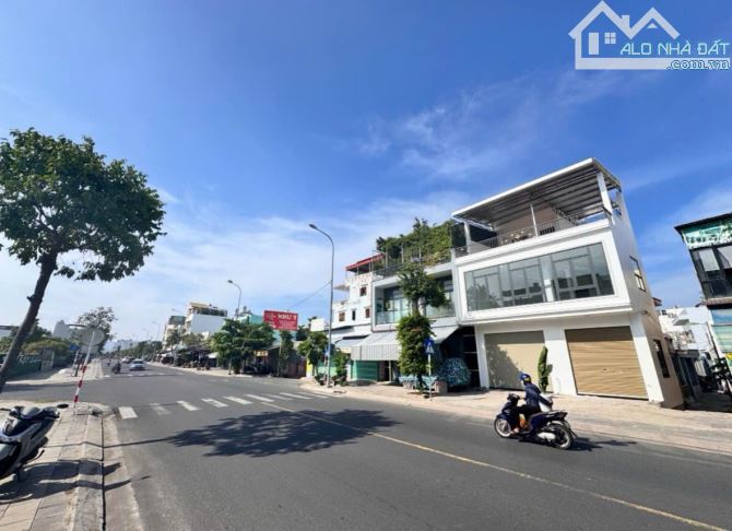 Siêu phẩm cực hiếm Nhà 3 lầu đã sổ đỏ 74m2 mặt 7,9m đs 4 Thích Quảng Đức gần VietcomBank - 1