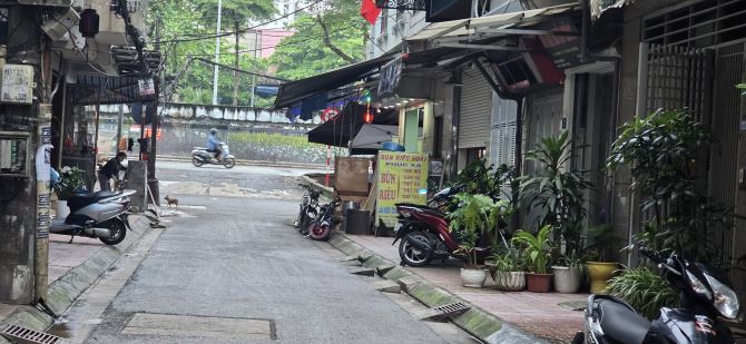 Bán nhà mặt ngõ 105 Hồng Hà ( ngõ to như phố) Sổ 70m2 - Mặt tiền 5,8m - Có vỉa hè lớn. - 1