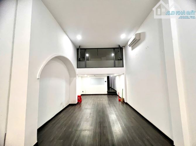 CHO THUÊ NHÀ 8/12 LÊ THÁNH TÔN Q1, DT 4x20M NỞ HẬU 6M, TRỆT 5 LẦU, GIÁ 130 TRIỆU - 1