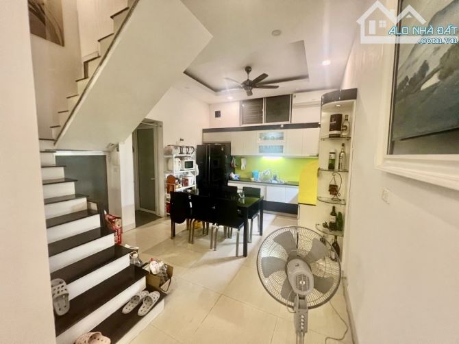 Bán Nhà Nguyễn Văn Cừ 65m2-Mt 5m- hơn 11 tỷ-NGÕ THÔNG-GẦN MẶT PHỐ-DÂN XÂY-FULL NỘI THẤT - 1