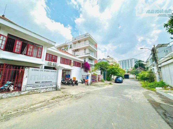 SIÊU RẺ! Biệt thự cũ tiện xây mới, cách Trần Não 200m, đường 13m. DT 612m2. Giá 86 tỷ TL - 1