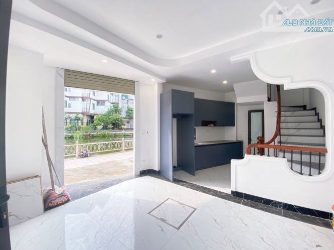 CHỈ HƠN 7 tỷ CÓ NGAY SIÊU PHẨM VIEW HỒ TRIỆU ĐÔ - LÔ GÓC 3 THOÁNG - NHÀ MỚI CỨNG _ ô tô - 1