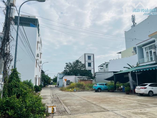 TĐC HÒN RỚ 2 PHÍA SÔNG LÔ KỀ GÓC  • DT : 90m2 ngang 5m ( lô sạch đẹp )  • Đường bê tông 7m - 1