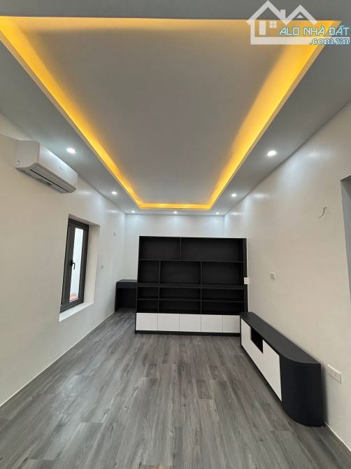 Bán tập thể Hồ Tùng Mậu, tầng 5 lô góc 2 ngủ 2 vs, nội thất mới tinh - 1