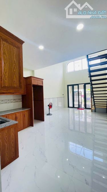 bán căn cấp 4 gác lửng hẻm 47 Long Trường, Q9 - Nhà gồm 2 phòng ngủ ,2 WC ,bếp - 2