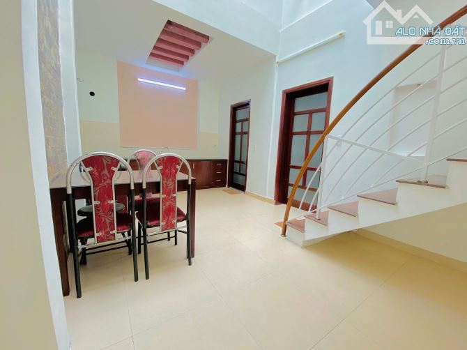 2 tầng kiệt oto Hoàng Diệu - Hải Châu gần Cầu Rồng với diện tích 87m2 chưa tới 5ty - 2