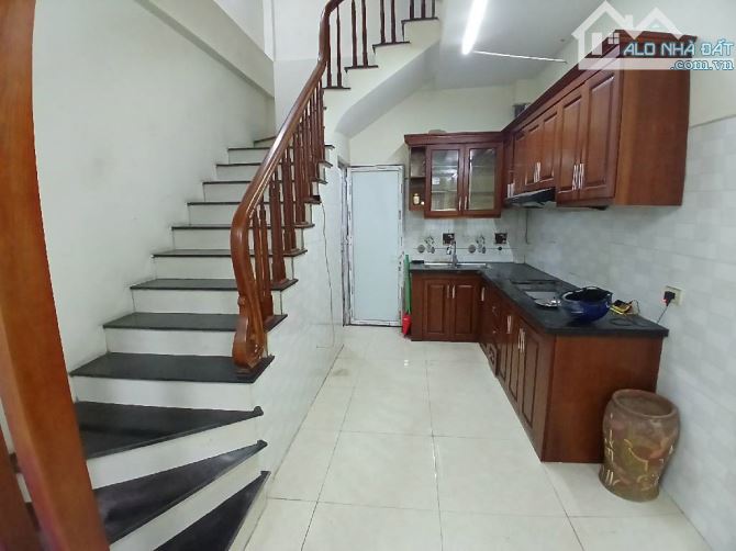 Ô TÔ 7 CHỖ ĐỖX CỬA, VÀI BƯỚC CHÂN RA MẶT NGÕ THÔNG KINH DOANH - 2