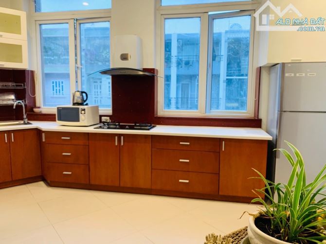 Bán CHDV hxh khu đường Hoa--doanh thu: 126 tr/th--dt: 132m2--hiện trạng 7 tầng thang máy - 2