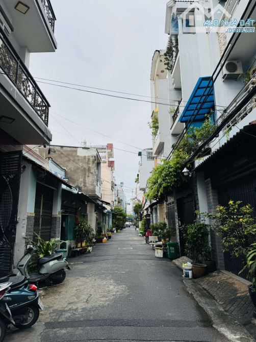 Hẻm nhựa 6m xe hơi thông - 57m2 - 2 tầng - 2 phòng sổ vuông công chứng ngay. - 2
