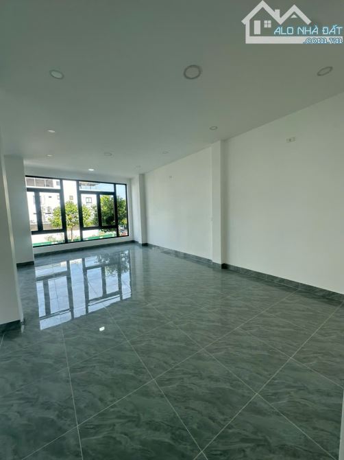 Siêu phẩm cực hiếm Nhà 3 lầu đã sổ đỏ 74m2 mặt 7,9m đs 4 Thích Quảng Đức gần VietcomBank - 2