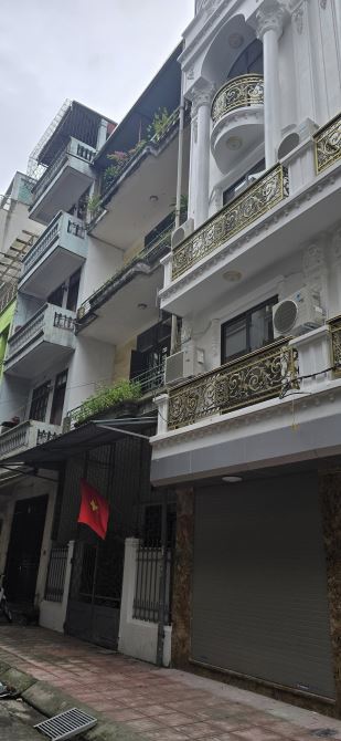 Bán nhà mặt ngõ 105 Hồng Hà ( ngõ to như phố) Sổ 70m2 - Mặt tiền 5,8m - Có vỉa hè lớn. - 2