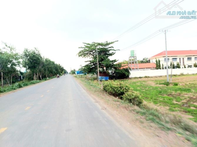 Bán đất  mặt tiền TL 823, 2000m2 SKC, xã Hòa Khánh Tây, Đức Hòa, Long An. Giá bán 15 tỷ - 2