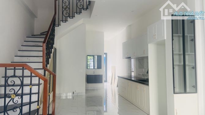 Bán nhà mới mang vali vào ở sau lưng đồng khởi đường ô tô - 2