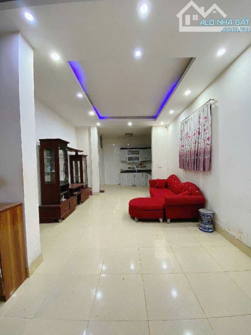 Nguyễn Lương Bằng - Mặt ngõ thông - Nhà dân xây chắc chắn - Lô góc 2 thoáng - 2