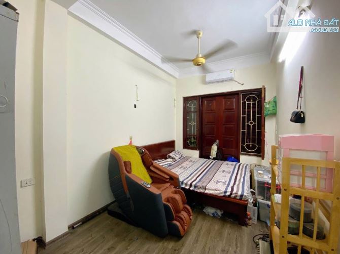 Nhà đẹp Cầu Giấy, 34m - 9,3 tỷ, 2 thoáng trước sau, cách mặt phố 3 nhà, nở hậu - 2