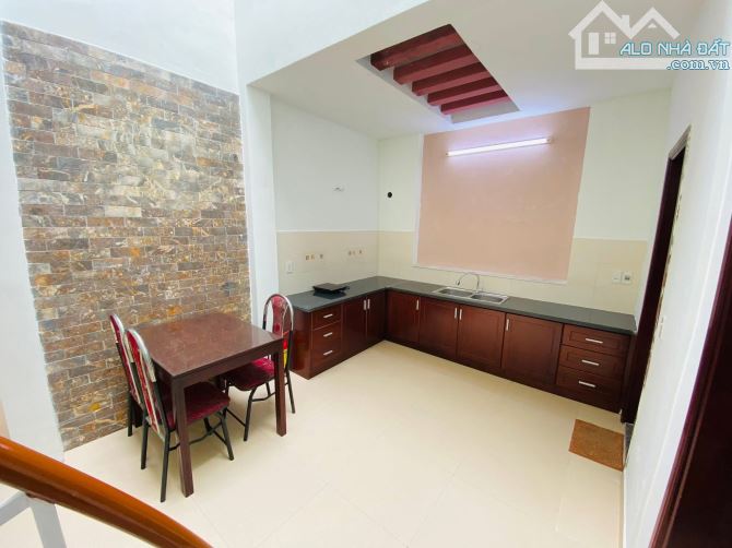 2 tầng kiệt oto Hoàng Diệu - Hải Châu gần Cầu Rồng với diện tích 87m2 chưa tới 5ty - 3