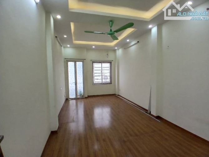 Ô TÔ 7 CHỖ ĐỖX CỬA, VÀI BƯỚC CHÂN RA MẶT NGÕ THÔNG KINH DOANH - 3