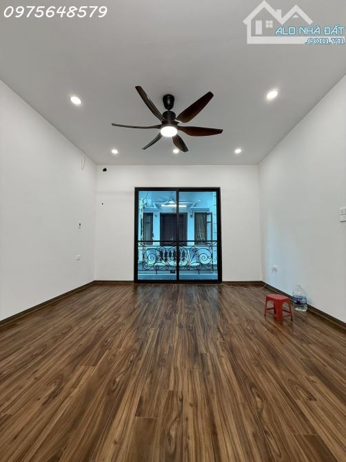 Bán nhà Nguyễn Khang 35m Gần phố Ô tô đỗ cửa Ở ngay - 3