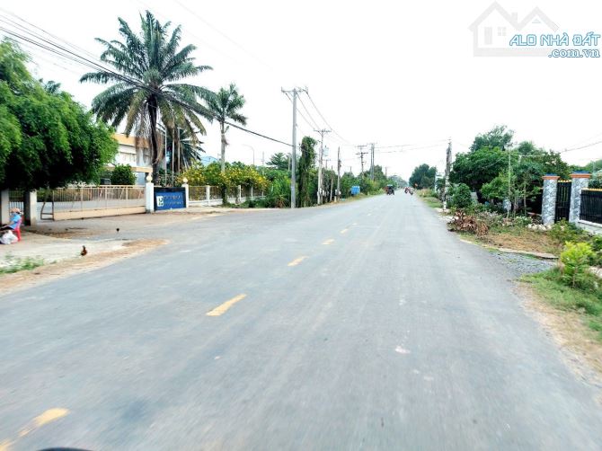 Bán đất  mặt tiền TL 823, 2000m2 SKC, xã Hòa Khánh Tây, Đức Hòa, Long An. Giá bán 15 tỷ - 3