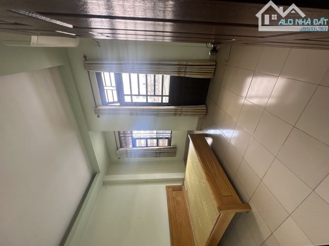 Nhà đẹp 4 lầu, Hẻm 8m. DT: 4,5mx18m. Gần ngay ngã ba Đông quang, Q12. Rẻ nhất khu vực. - 4