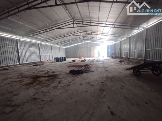 Cho thuê kho tại Vạn Phúc, Thanh Trì. DT 900m và 700m, cao 6m, có điện 3fa, nước sạch. Giá - 4