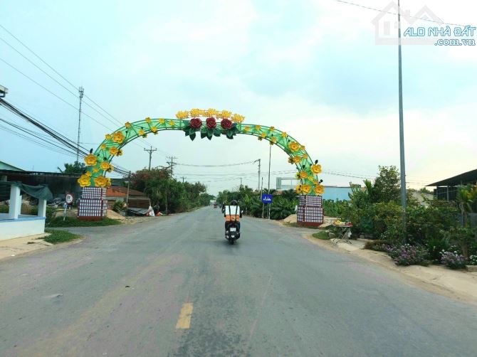 Bán đất  mặt tiền TL 823, 2000m2 SKC, xã Hòa Khánh Tây, Đức Hòa, Long An. Giá bán 15 tỷ - 4