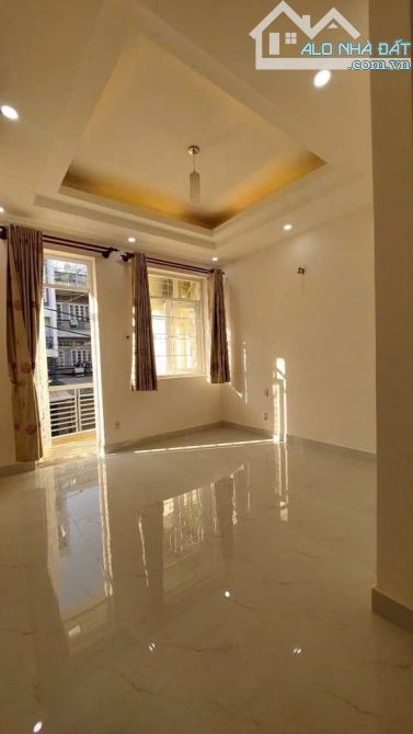 Bán nhà 5 tầng. Mặt tiền. 108m2 ngang khủng 8m3. Đang khoán 30tr/th. Shr vuông vức. 13,x T - 4