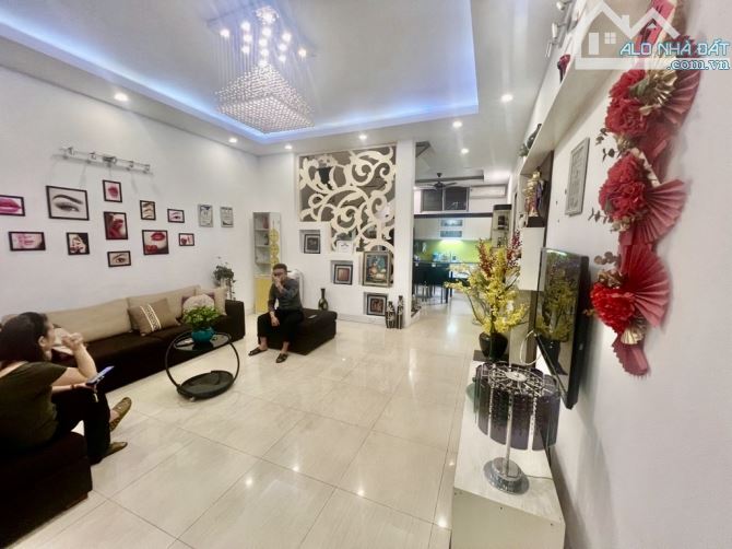 Bán Nhà Nguyễn Văn Cừ 65m2-Mt 5m- hơn 11 tỷ-NGÕ THÔNG-GẦN MẶT PHỐ-DÂN XÂY-FULL NỘI THẤT - 4