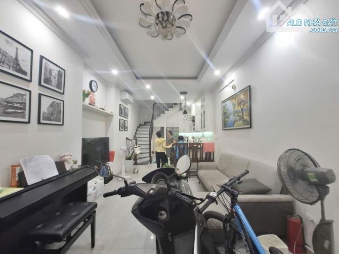 Hot Hot Khương Trung Thanh Xuân DT:42m2 4T MT:3.7m 11 tỷ - 5