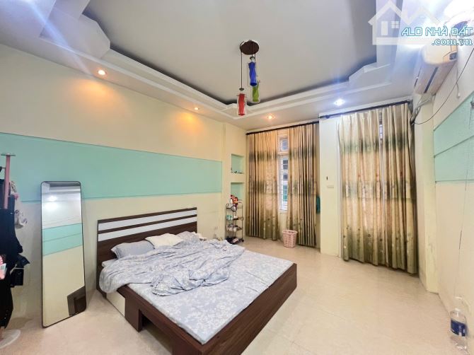 BÁN NHÀ LINH QUANG ĐỐNG ĐA 55m 5Tầng Mt 4m GIÁ 15 TỶ NGÕ THÔNG Ô TÔ ĐỖ CỬA KINH DOANH. - 5