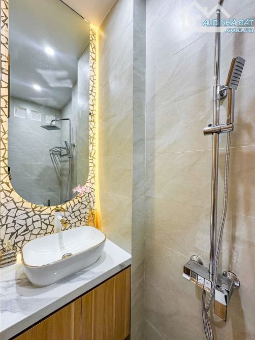 🔥NHÀ ĐẸP GIÁP QUẬN 1 3 TẦNG 3PN 3WC chỉ 3xx🔥 - 5